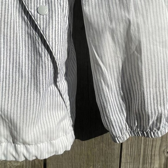 Women's Columbia Windbreaker - Picture 3 of 7